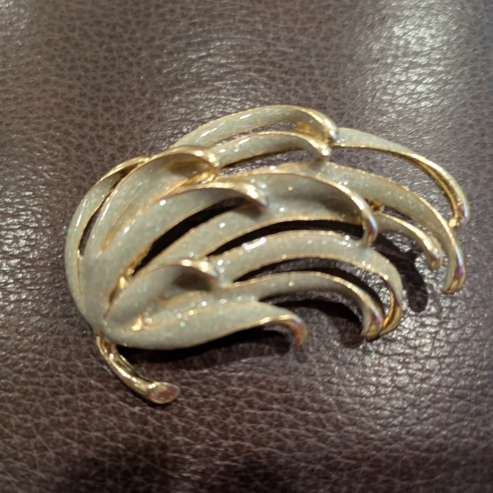 Vintage Gold and Cream Textured Leaves Shape Women's Brooch.2.5